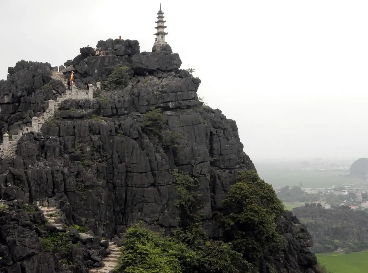 Hanoi, Vietnam: hiking up Mua cave