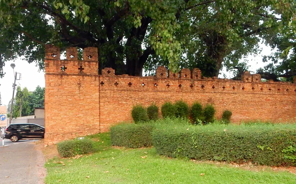 Chiang Mai, Thailand: Old city walls. It's difficult to see from this angle, but that wall is a good couple meters thick!