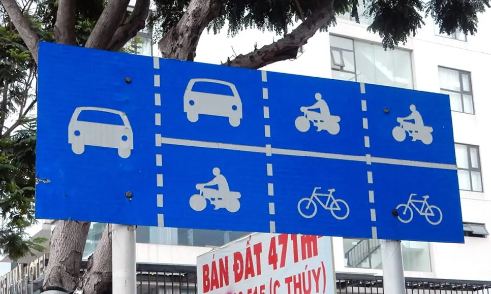 DaNang, Vietnam: Traffic lane sign